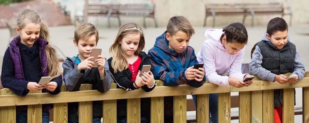 کاهش زمان استفاده از موبایل در کودکان