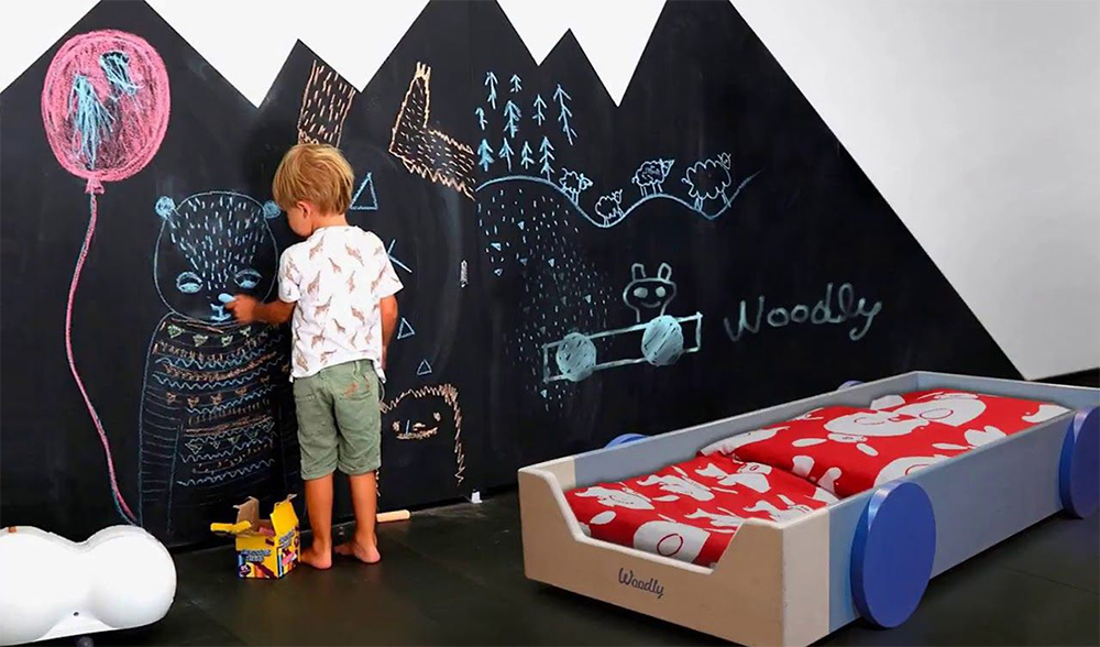 تخته سیاه روی دیوار از بهترین روش های خلاقیت برای اتاق کودک